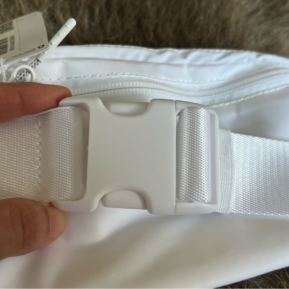 Lululemon 🦄 TRUE WHITE Everywhere Belt Bag Ext Strap NWT VERY RARE - Picture 13 of 15